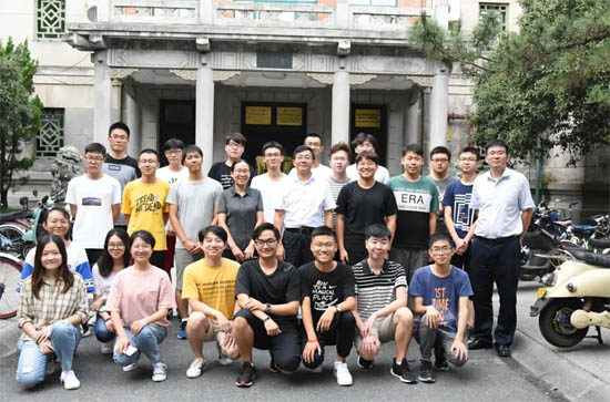 第一批“王大珩班”同學(xué)于浙大合影（圖中為浙大光電科學(xué)與工程學(xué)院院長劉向東（第二排左五））